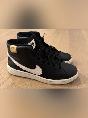 Nike Women’s Court Royale 2 Mid Sneaker - Size 8.5